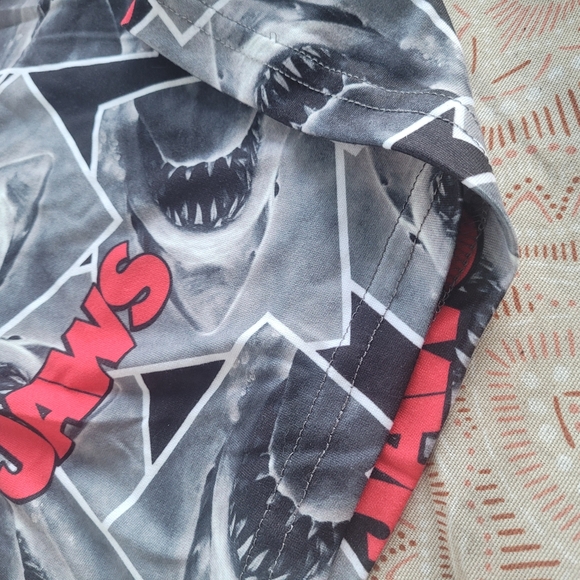 Jaws Universal Studios Graphic Men's Shorts Horror Fan Size M New Retro Pop - Picture 4 of 10